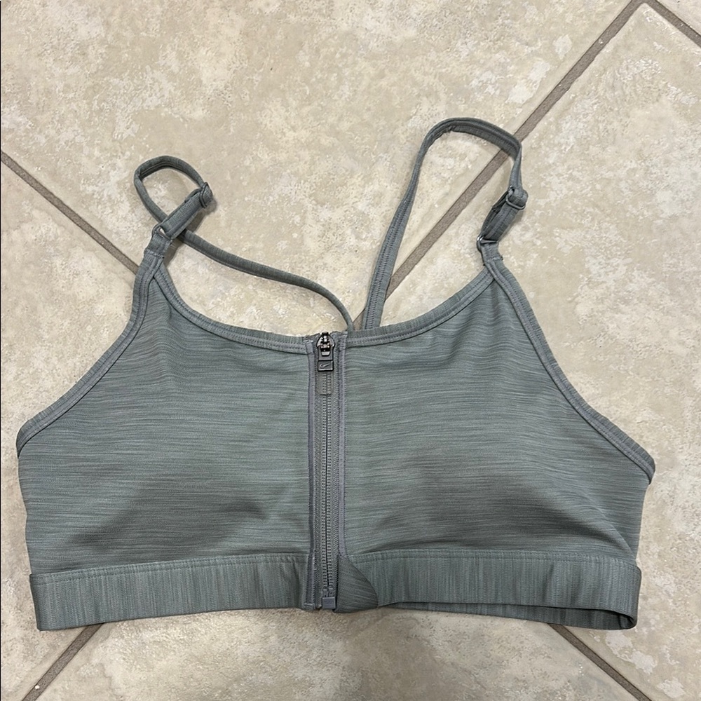 Nike Gray Sports Bra with Front Zipper and Moisture-Wicking Fabric